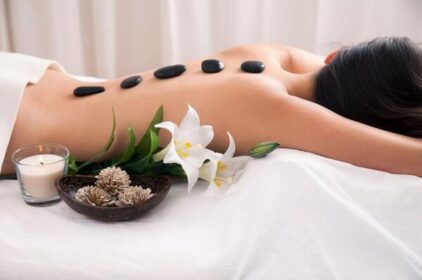 Massage đá nóng là gì? Liệu pháp trị liệu & thư giãn toàn diện